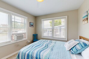 3 bedrooms, WiFi, bed sheets - Sunlit Gem in Downtown w/ Patio, Shared Grill & Outdoor Shower - Steps to Beach (Ocean City)