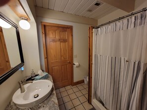 Shower - The Classic Cottage - Only one mile from the dunes! (Mears)