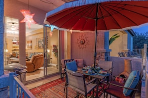 Outdoor dining - Golf & Mt VIEWS, Golfers/Hikers Paradise, Comm Htd Salt POOL & Spa, All King Beds (Gold Canyon)