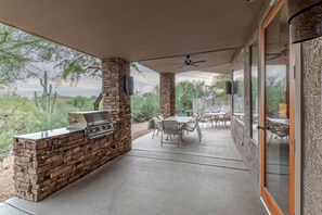 Outdoor dining - Golf & Mt VIEWS, Golfers/Hikers Paradise, Comm Htd Salt POOL & Spa, All King Beds (Gold Canyon)