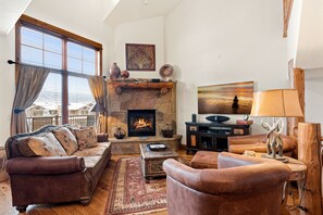 TV, caminetto, lettore DVD, videoteca