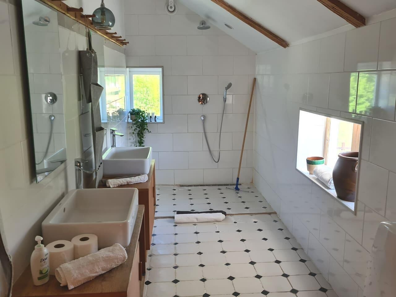 Dusche, kostenlose Toilettenartikel, Haartrockner, Handtücher