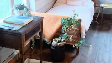 6 bedrooms, iron/ironing board, WiFi, bed sheets