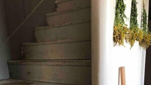 Un escalier au style rustique, dont la finition est patinée par le temps.