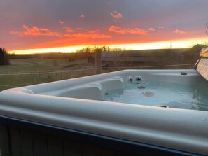 Outdoor spa tub - Charming 6 bedroom House & Horse Farm - Sleeps 12 (Horndal)