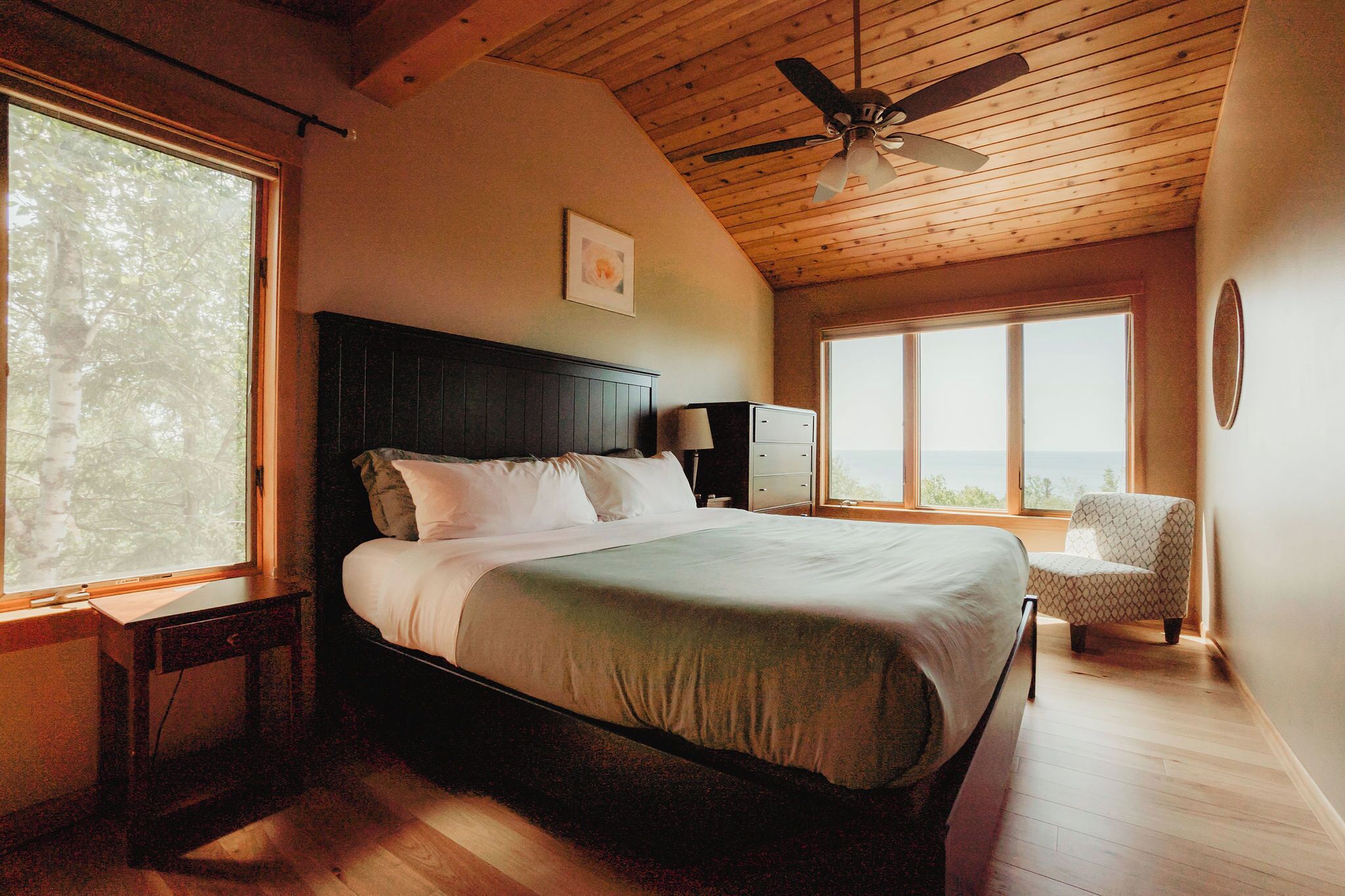 3 bedrooms, desk, iron/ironing board, travel crib