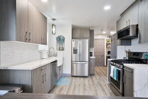 Fridge, microwave, oven, stovetop - NEW! Modern Cabin by the Lake - Jacuzzi, FireTable, Games, Surround Sound, MORE! (Big Bear Lake)