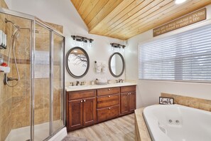 Badewanne, Whirlpool, Haartrockner, Handtücher