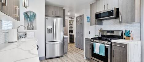 Refrigerador, microondas, horno, placa de cocina