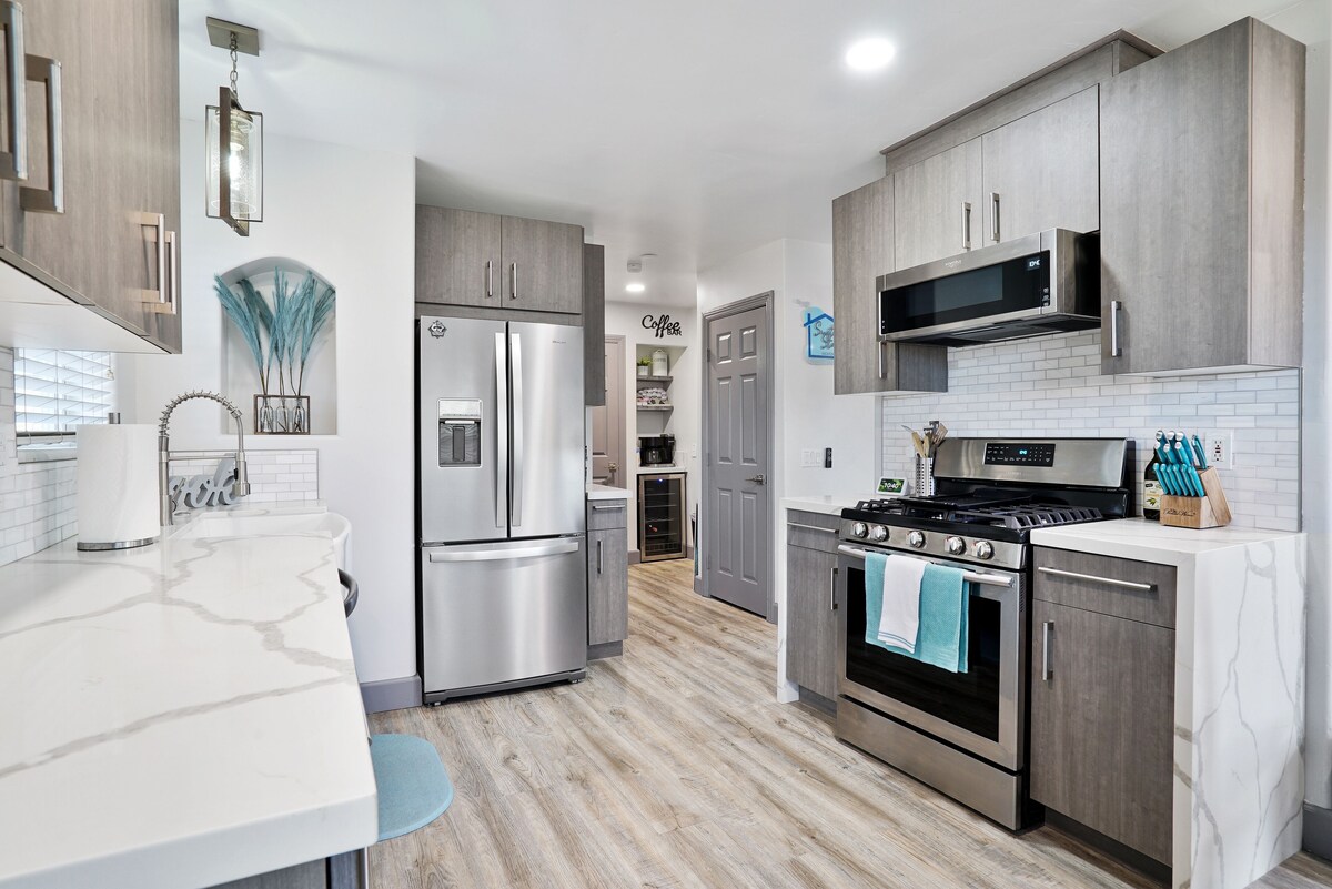 NEW! Modern Cabin by the Lake - Jacuzzi, FireTable, Games, Surround Sound, MORE!