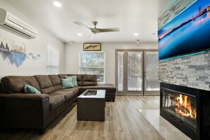 Smart TV, fireplace, video games, Netflix - NEW! Modern Cabin by the Lake - Jacuzzi, FireTable, Games, Surround Sound, MORE! (Big Bear Lake)