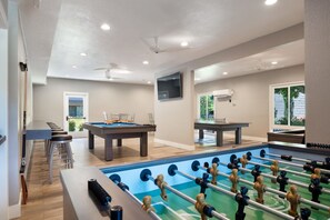 Games room - Premium Foster City 2BR w/ Gym, Pool, W/D, near highways, by Blueground (Foster City)