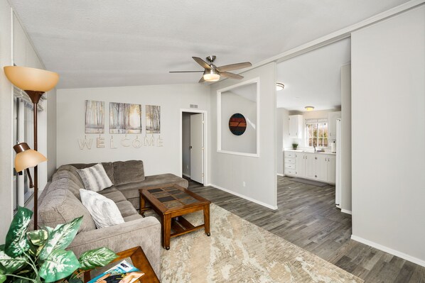 Smart-TV, peis, DVD-spiller og bøker