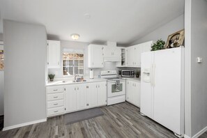 Kjøleskap, mikrobølgeovn, ovn og kokeplater