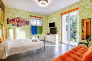 6 bedrooms, WiFi (free), bed sheets