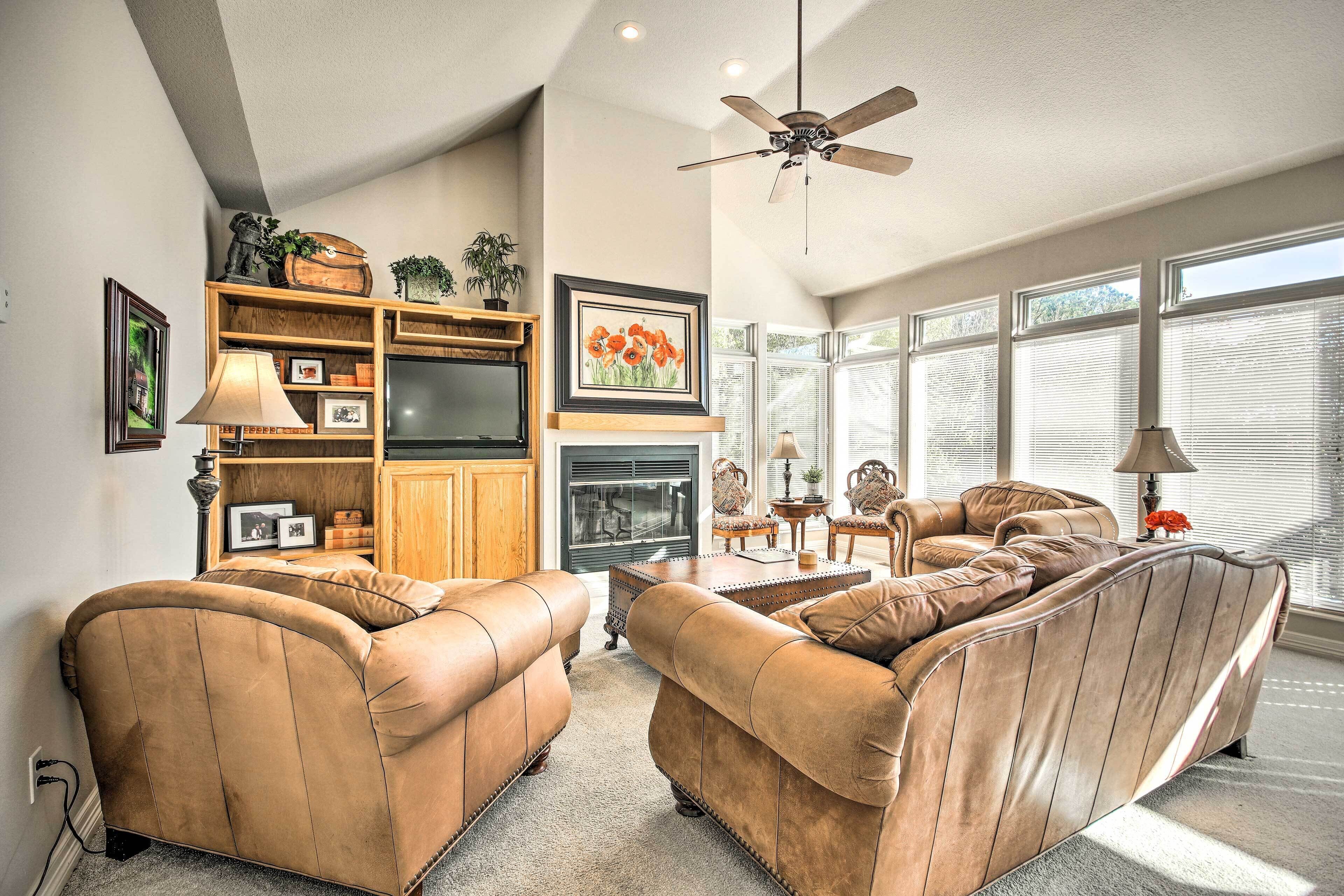 Home w/ Deck Near Lake Avalon, Boat Ramp + Golf!