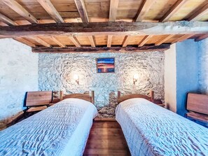 2 Schlafzimmer, Bügeleisen/Bügelbrett