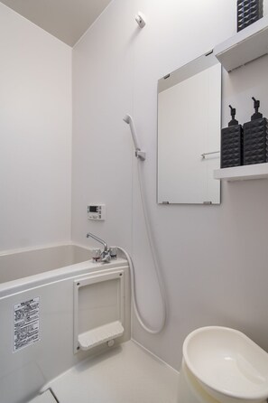 Combined shower/tub, hair dryer - Shiki Homes | KURIKO 栗子 (Osaka)