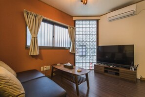 Flat-screen TV, Netflix, streaming services - Shiki Homes | KURIKO 栗子 (Osaka)