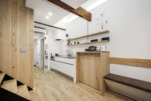 Geladeira, micro-ondas, forno com torradeira