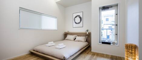 2 bedrooms, iron/ironing board, WiFi