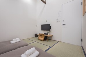 2 bedrooms, iron/ironing board, WiFi