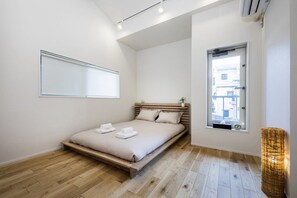 2 bedrooms, iron/ironing board, WiFi