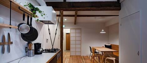 Réfrigérateur, micro-ondes, batterie de cuisine, vaisselle et ustensiles