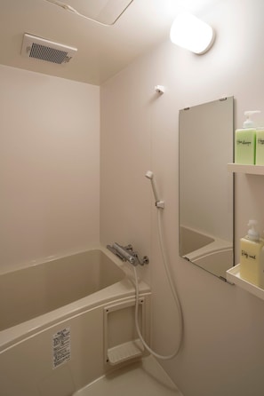 Ensemble douche/baignoire, articles de toilette gratuits, sĂšche-cheveux
