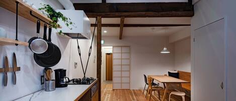 Kühlschrank, Mikrowelle, Kochgeschirr/Geschirr/Besteck