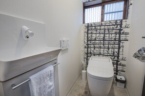 Combined shower/tub, hair dryer - Shiki Homes | RURI 瑠璃 (near Umeda) (Osaka)