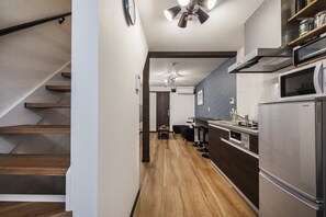 Fridge, microwave, cookware/dishes/utensils - Shiki Homes | RURI 瑠璃 (near Umeda) (Osaka)