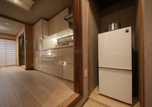Frigorífico, microondas, horno y utensilios de cocina