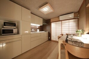 冰箱、微波炉、烤箱、厨具/餐具