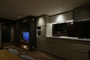 冷蔵庫、電子レンジ、調理器具と食器