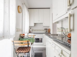 KĂŒhlschrank, Mikrowelle, Ofen, GeschirrspĂŒler