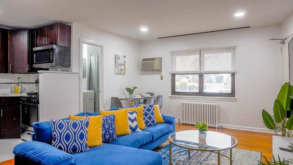 Smart TV - ★Mint 2 Bd Apt | 10 min to American Dream Mall | Near NYC & EWR Airport★ (Hasbrouck Heights)