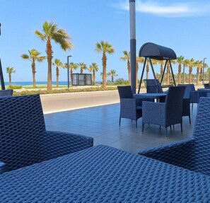 Outdoor dining - Tranquil Chalet Retreat in Port Said Governorate (Port Said Governorate)