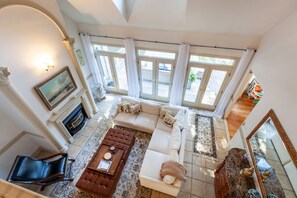 Smart TV, video games, DVD player, table tennis - Private Waterview Estate with 4 Suites, Hot Tub, Gourmet Kitchen and Game Room (Shady Side)