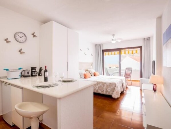 1 habitación, tabla de planchar con plancha, wifi y ropa de cama
