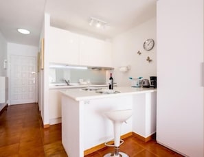 Kühlschrank, Mikrowelle, Wasserkocher mit Kaffee-/Teezubehör, Toaster