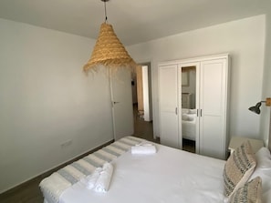 2 slaapkamers, een strijkplank/strijkijzer, gratis internet, beddengoed