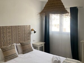 2 slaapkamers, een strijkplank/strijkijzer, gratis internet, beddengoed