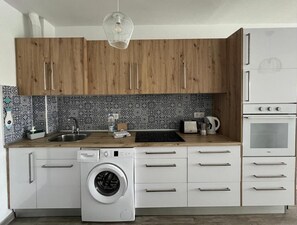 Een koelkast, een microgolfoven, een oven