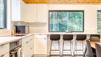 Frigorífico, microondas, horno y placa de cocina