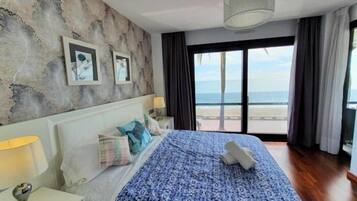 4 bedrooms, iron/ironing board, internet, bed sheets