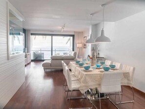 Dining - Fantástico Piso Nuevo en 1ª línea de mar (Lloret de mar)