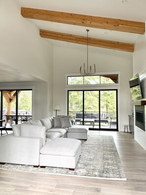 Smart TV, fireplace, DVD player, table tennis