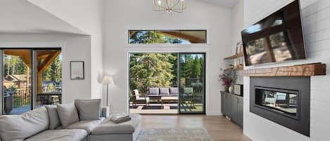 Smart TV, chimenea, reproductor de DVD y tenis de mesa