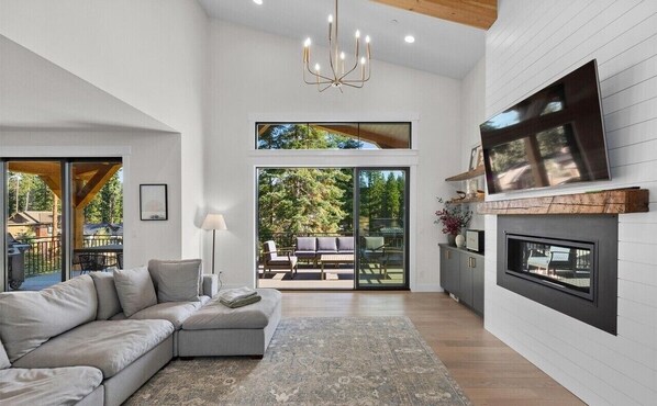 Smart TV, fireplace, DVD player, table tennis